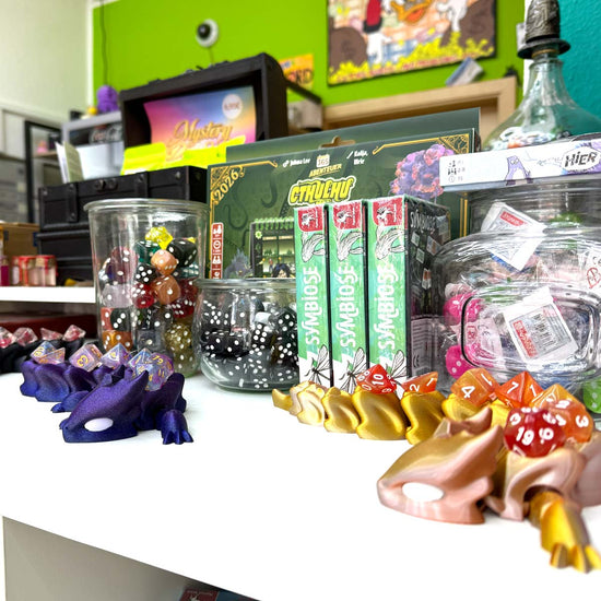 Würfeldrache-Drache mit Würfelhaltefunktion, Gläser mit Würfeln und Pegasus Spiele 