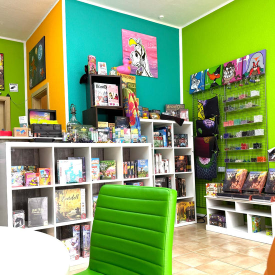 Der kleine bunte Würfelshop: Regal mit Spielen, Würfeln und Zubehör 