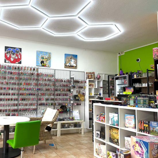 Der kleine bunte Würfelshop: Produktwand mit Würfelsets und Regal mit Spielen